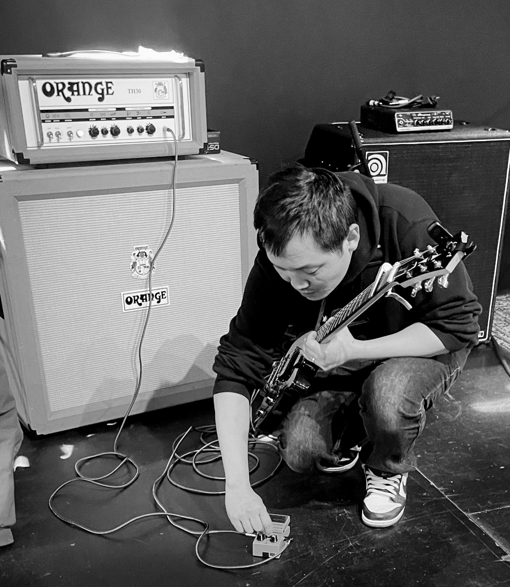 JAEV guitarist setting up pedals